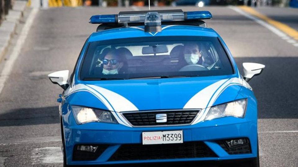 Sesso in pieno giorno nell’area cani Interviene la polizia: due denunciati Sesso in pieno giorno nell’area cani Interviene la polizia: due denunciati