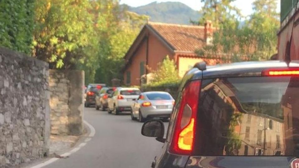 Valsolda, cadono pannelli nella galleria Cressogno Tanta paura e lunghe code Valsolda, cadono pannelli nella galleria Cressogno Tanta paura e lunghe code