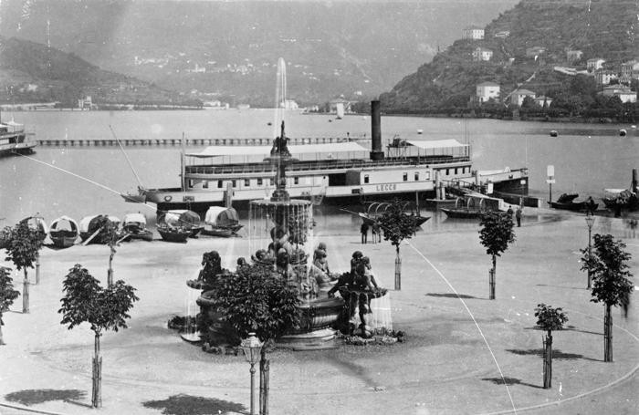1880 - la fontana di pizza Cavour, smontata nel 1891, con il piroscafo Lecco sullo sfondo