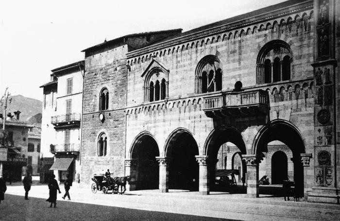 1923 il Broletto senza la torre abbattuta nel 1910 per ragioni di sicurezza e ricostruita nel 1927