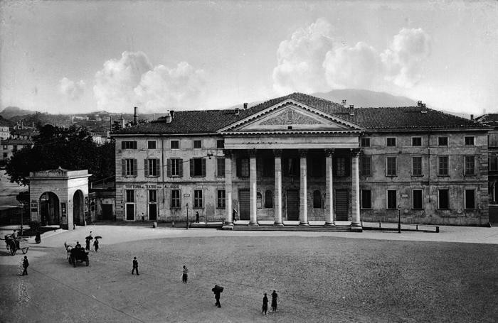 1910 Teatro Sociale e casello del dazio