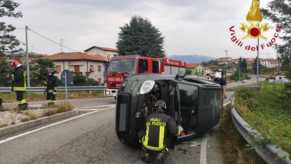 Montano, scontro tra auto E una si ribalta Montano, scontro tra auto E una si ribalta