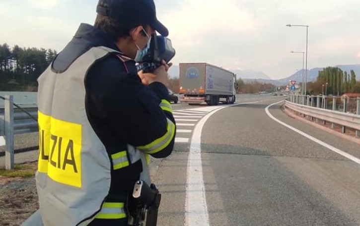 Viaggiava a 219 km l’ora sulla A9 Fermato dalla Polstrada a Cadorago