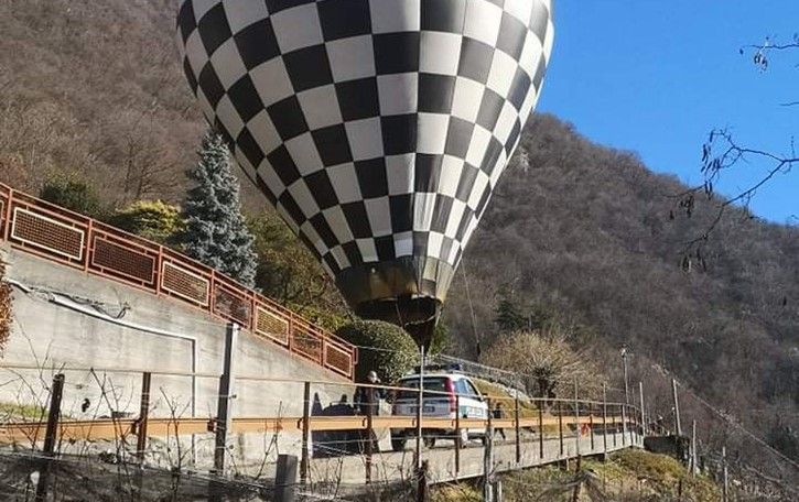Volo da Brunate a Maslianico La mongolfiera atterra tra le case