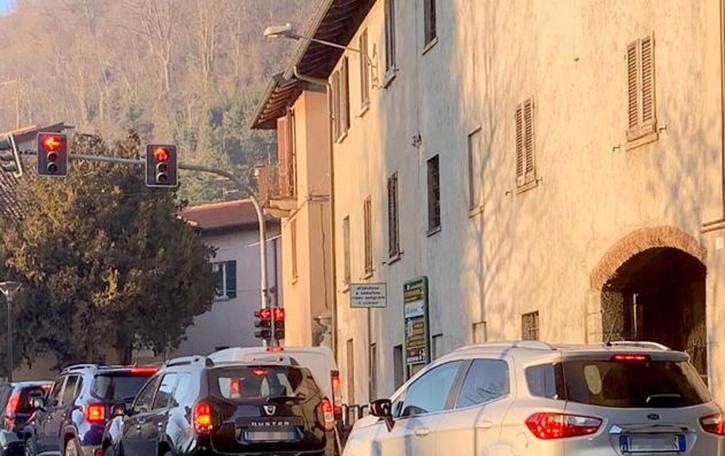 Pendolari bloccati a Montorfano È tutta colpa dei semafori