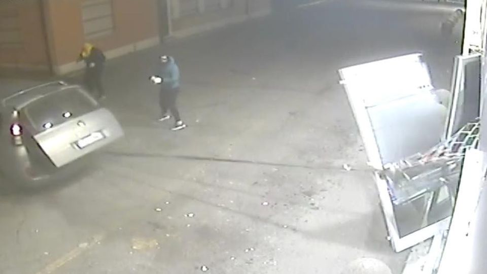 Spaccata di notte alla Reale Slot Preso uno dei giovani sospettati Spaccata di notte alla Reale Slot Preso uno dei giovani sospettati