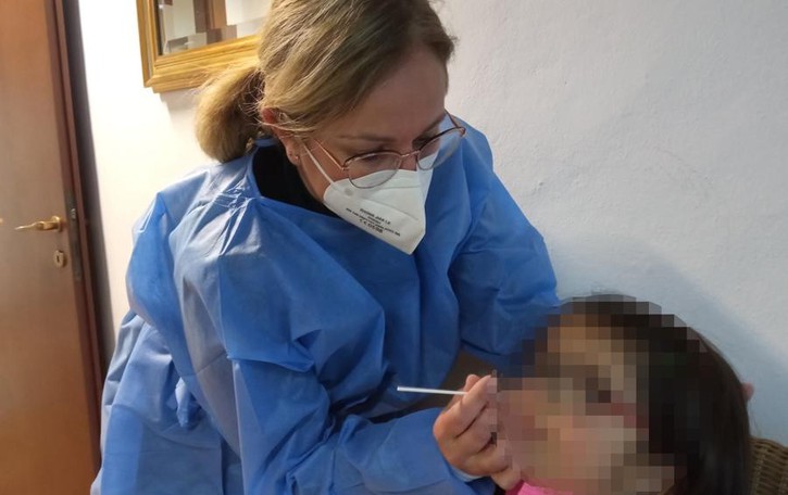 Castiglione, il farmacista dona i tamponi Il test a 90 alunni e genitori: 8 positivi
