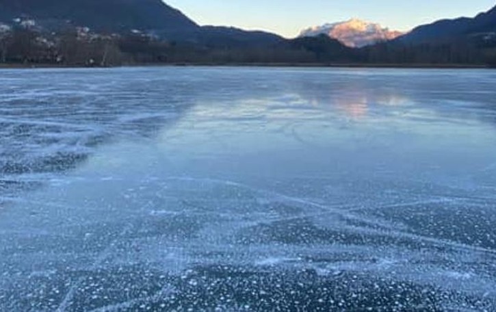 Lago ghiacciato ma molto pericoloso «Vietato pattinare»