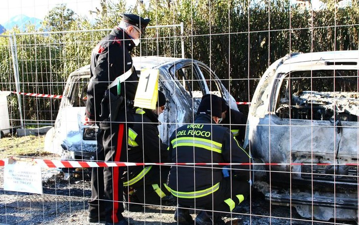 Tremezzina, un indagato per il rogo Le due auto bruciate con la “diavolina”