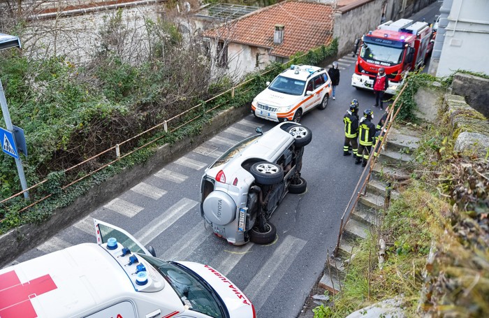 Como incidente stradale con auto capottata in via Bixio