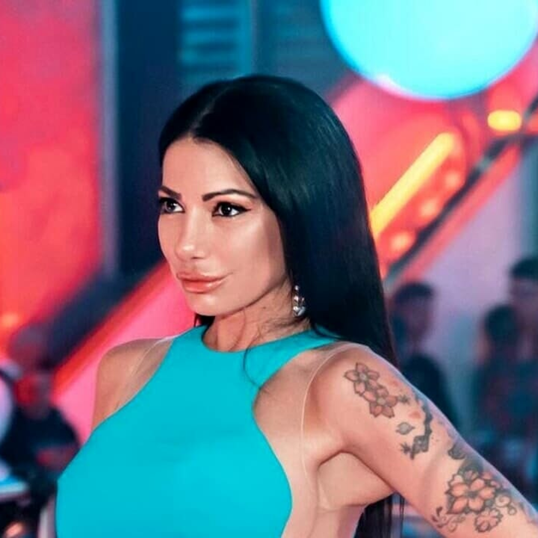 Priscilla Salerno, una pornostar per la presidenza della Regione. Calenda:  «Noi siamo reduci da quella che frustava le persone a Como»