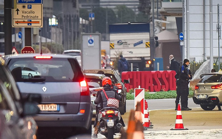 Svizzera, è “liberi tutti” Addio mascherine e Green pass nei negozi e negli uffici