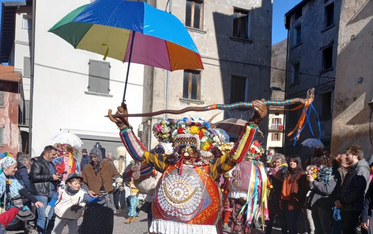 Schignano in piazza Che festa per Carnevale