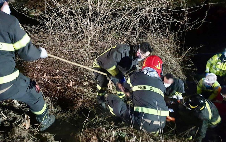Fino, lite tra novelli sposi Il marito finisce nella roggia