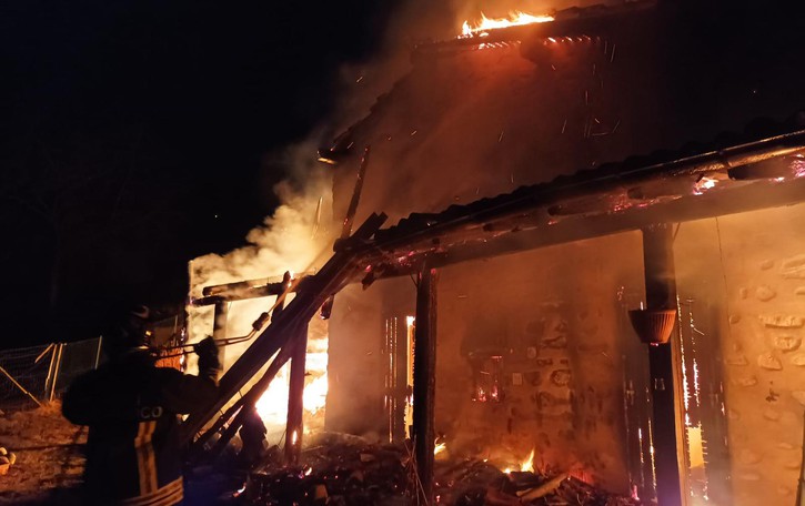 Ramponio Verna, cascinale distrutto Ancora ignote le cause dell’incendio