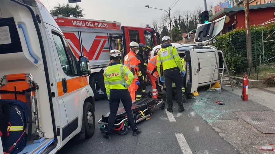 Grandate, si ribalta con l’auto Paura per l’anziano alla guida Grandate, si ribalta con l’auto Paura per l’anziano alla guida