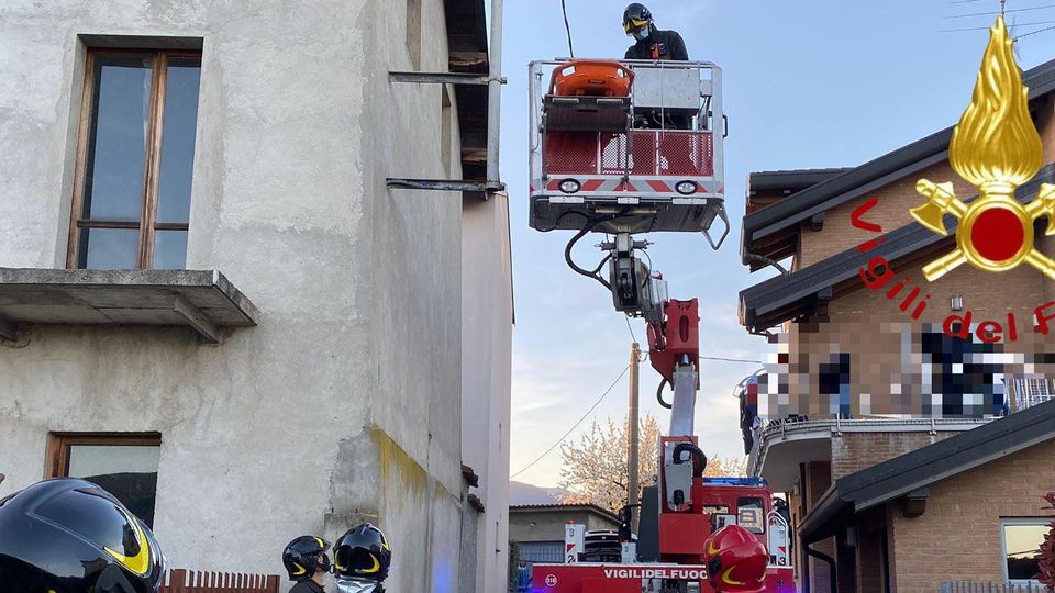 Cade dal tetto sulla terrazza Paura in una villetta di Merone Cade dal tetto sulla terrazza Paura in una villetta di Merone