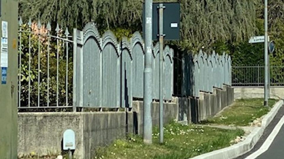 Faloppio, tentano il furto nella villetta Ma l’allarme mette in fuga i ladri Faloppio, tentano il furto nella villetta Ma l’allarme mette in fuga i ladri