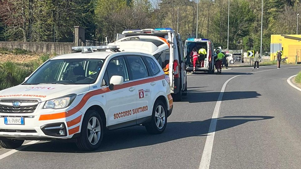 Scontro tra moto e auto Due feriti gravi a Lomazzo Scontro tra moto e auto Due feriti gravi a Lomazzo