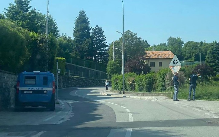 Proserpio, agente ferito nel blitz antidroga Caccia agli spacciatori nei boschi