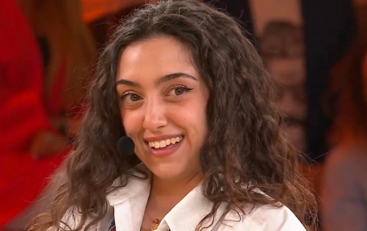 Merone, al programma “Amici” premio della critica per la cantante Sissi