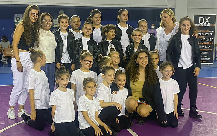 Folla di fans a Merone È Sissi l’imperatrice del talent show Qui il video del coro con i ragazzi