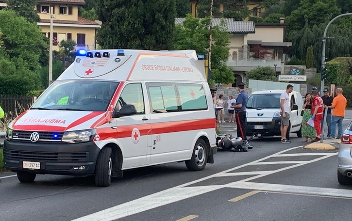 Albese, auto contro furgoncino: un ferito