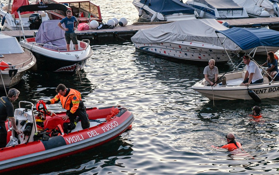 Si tuffa nel lago lungo viale Geno Gravissimo un ragazzo, forse straniero