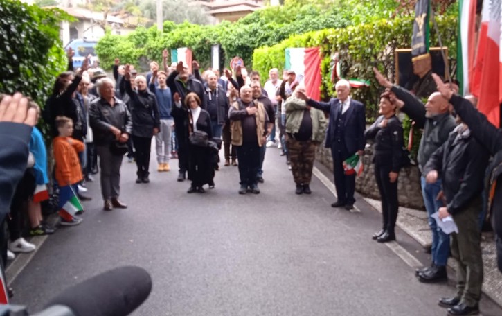 Mezzegra, la commemorazione del duce Saluto romano per il “presente” a Giulino
