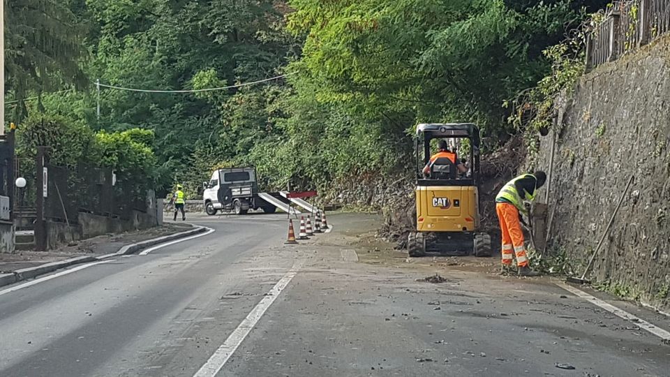 Via per San Fermo, rischio caduta massi. Da domani chiude sei ore al giorno Via per San Fermo, rischio caduta massi. Da domani chiude sei ore al giorno