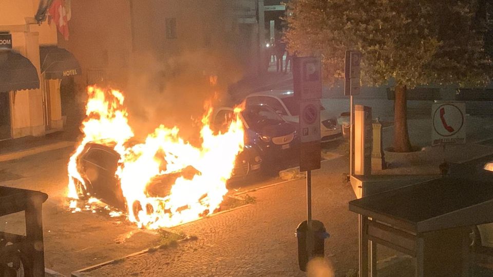 Ponte Chiasso, fiamme nella notte: vanno a fuoco due auto Ponte Chiasso, fiamme nella notte: vanno a fuoco due auto