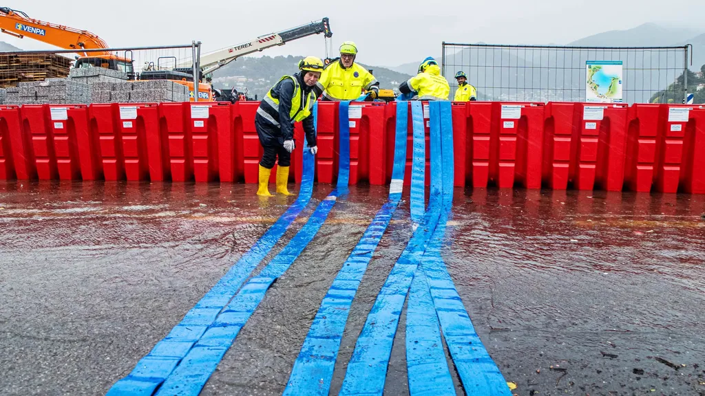 Como protezione civile e polizia locale montano le paratie mobili dopo che il lago Ã¨ esondato questa notte per il maltempo
