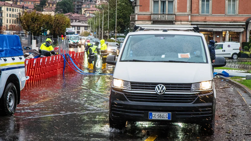 Como protezione civile e polizia locale montano le paratie mobili dopo che il lago Ã¨ esondato questa notte per il maltempo