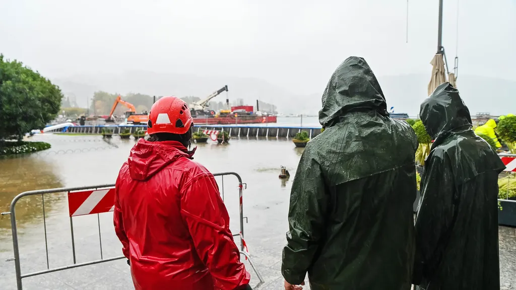 Como piazza cavour al secondo giorno il lago Ã¨ arrivato in piazza