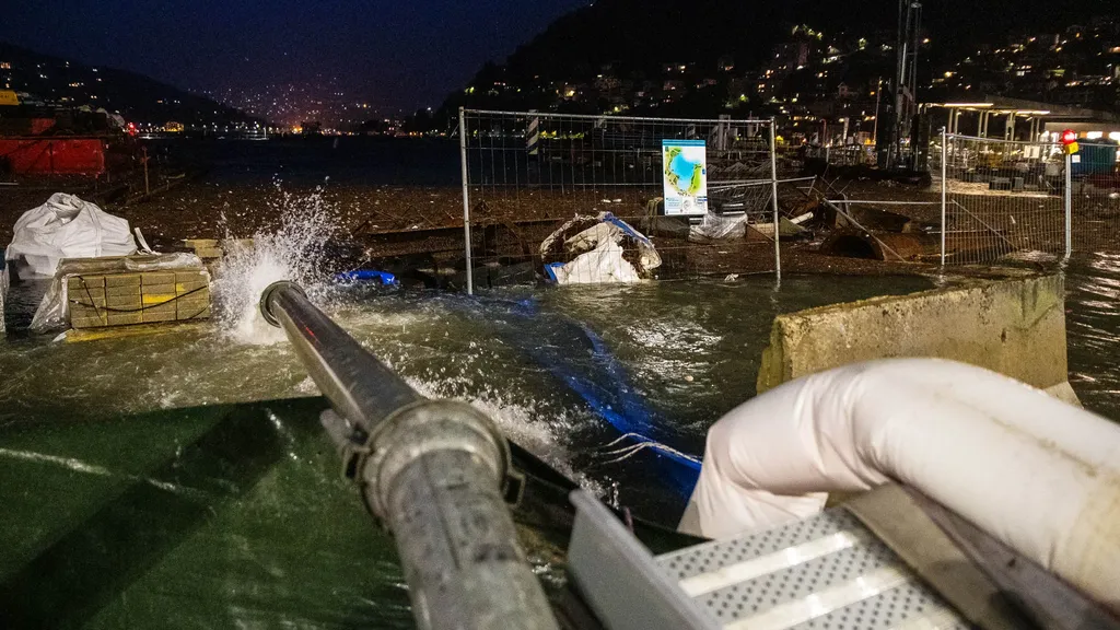 Como piazza Cavour allagata la sera del secondo giorno