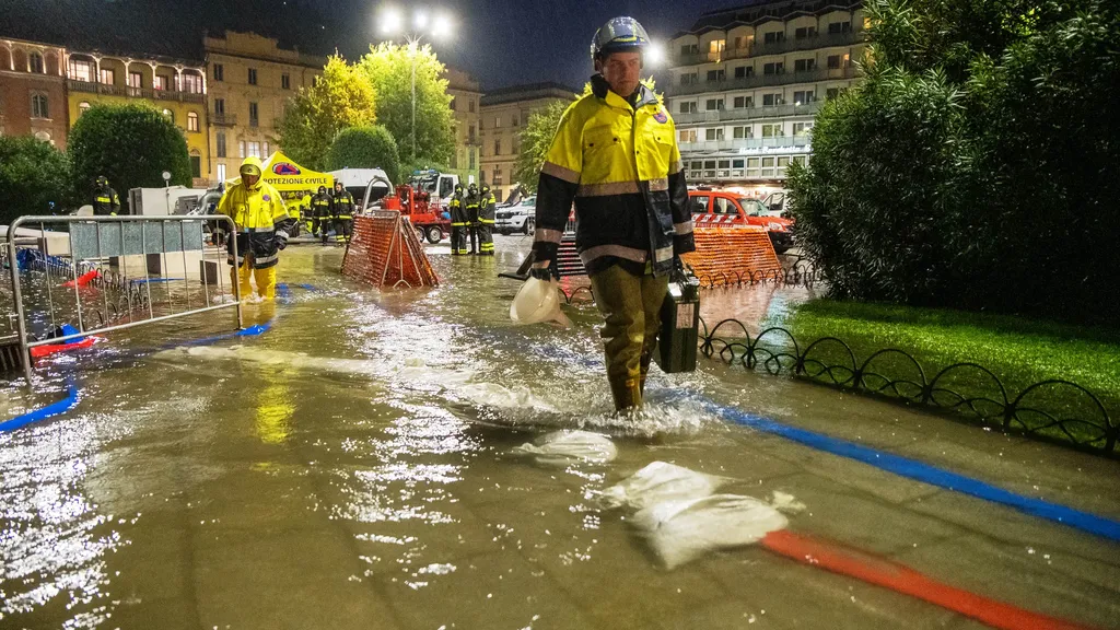 Como piazza Cavour allagata la sera del secondo giorno