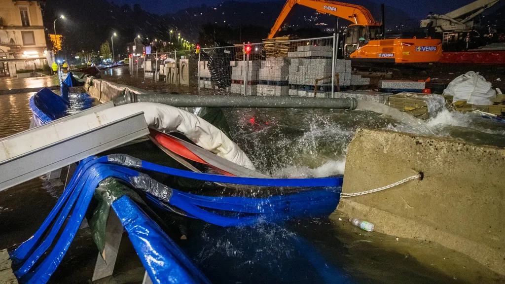 Como piazza Cavour allagata la sera del secondo giorno