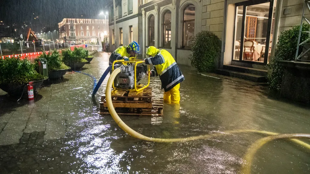 Como piazza Cavour allagata la sera del secondo giorno