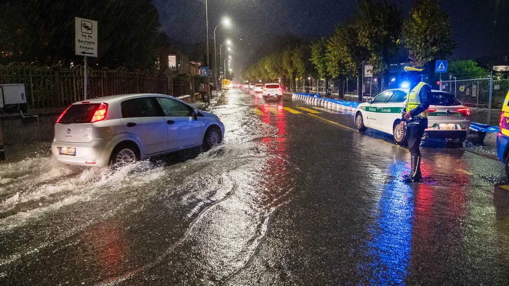 Como piazza Cavour allagata la sera del secondo giorno