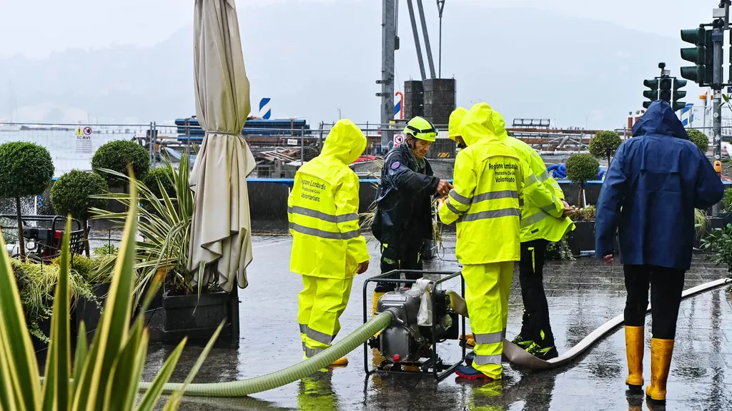 Como piazza cavour al secondo giorno il lago Ã¨ arrivato in piazza
