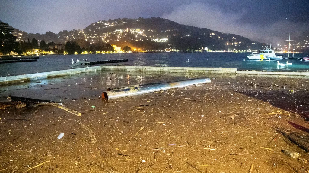 Como detriti portati dal lago sulle rive dei giardii a lago e hangar, maltempo