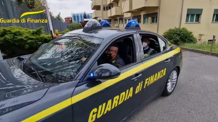 Sequestro di borse, scarpe e felpe contraffatte in un negozio di lusso