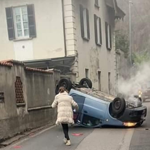 Si ribalta con l’auto in via Torno: ferita una ragazza di 21 anni