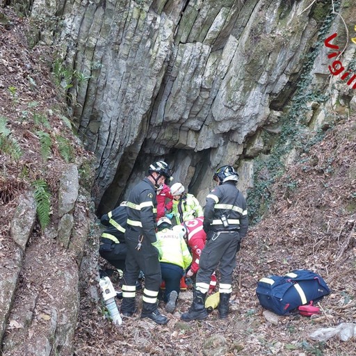 Giardiniere cade e scivola per sei metri in via Torno a Como