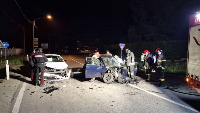 Scontro frontale tra due auto sulla provinciale: grave una ragazza ...