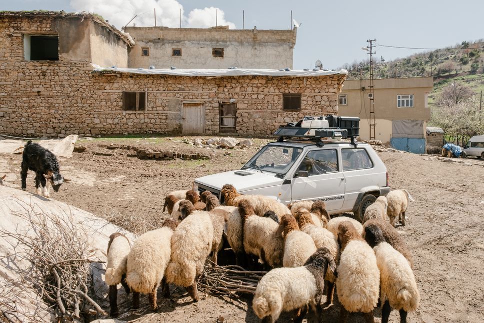 La Panda su cui viaggiano e vivono i fotoreporter, a Derincai, Turchia