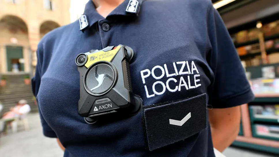 Una telecamera modello “bodycam” simile a quelle che verranno date in dotazione agli agenti canturini