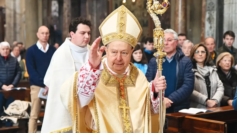Il cardinale Oscar Cantoni al suo ingresso in Duomo per la messa pontificale