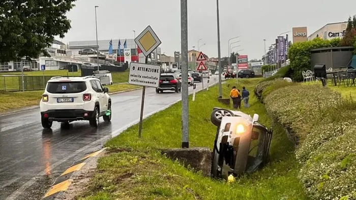 Auto esce fuori strada e si ribalta. Tre persone a bordo, ma stanno ...