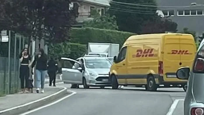 Scontro tra auto e furgone a Montorfano, paura per una donna - Cronaca